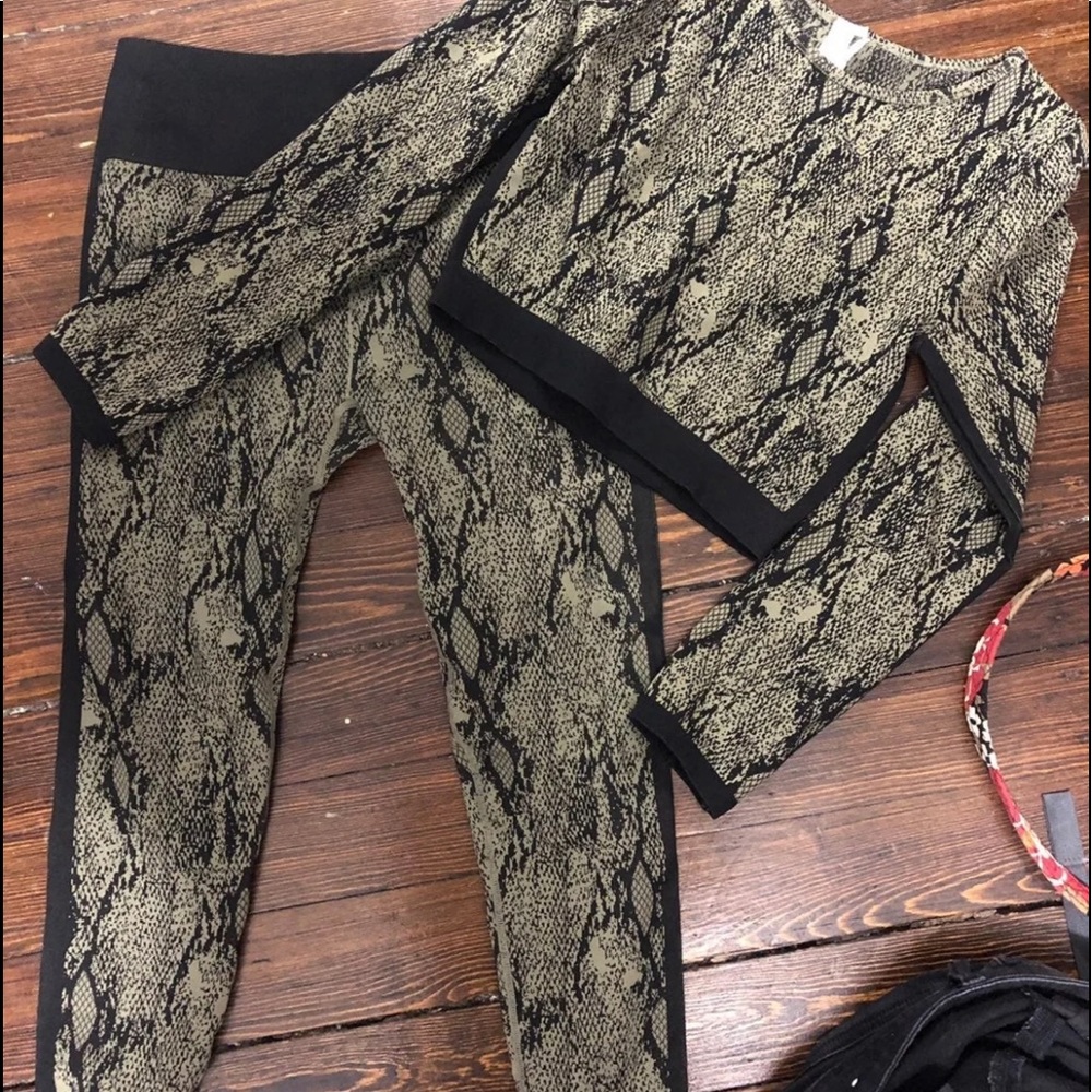 Fabletics Gym Set - image 3
